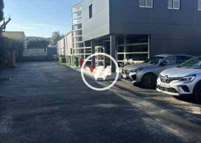 Bâtiment Indépendant à Vendre : Bureaux et Espace de Stockage
