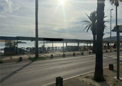 Locaux Commerciaux à Louer  Vue Mer Exceptionnelle à 20 Mètres de la Plage