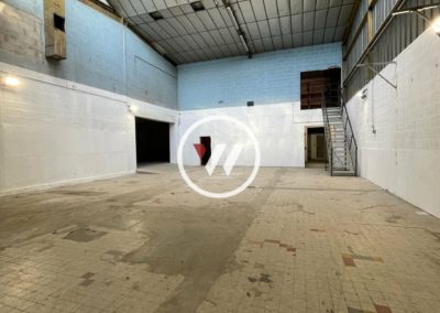 Opportunit&eacute; rare : local en excellent &eacute;tat id&eacute;alement situ&eacute; au coeur de la dynamique zone d&rsquo;Estroublans, pr&ecirc;t &agrave; accueillir votre activit&eacute; !